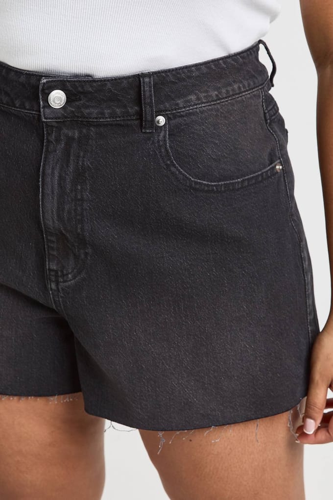 boohoo Dames Plus denimshorts met ruwe zoom | Washed Black | Maat: 54