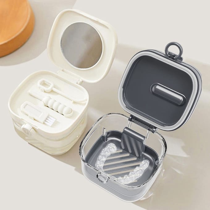 2 stuks Prosthesis Box, Dental Device Box with Strainer, Portable Prosthetic Box with Mirror, Aligner Removal Tool and Small Brush, for Storage and Immersion (Beige，grijs)