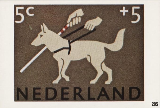 Briefkaart met afbeelding Blindengeleidenhond postzegel