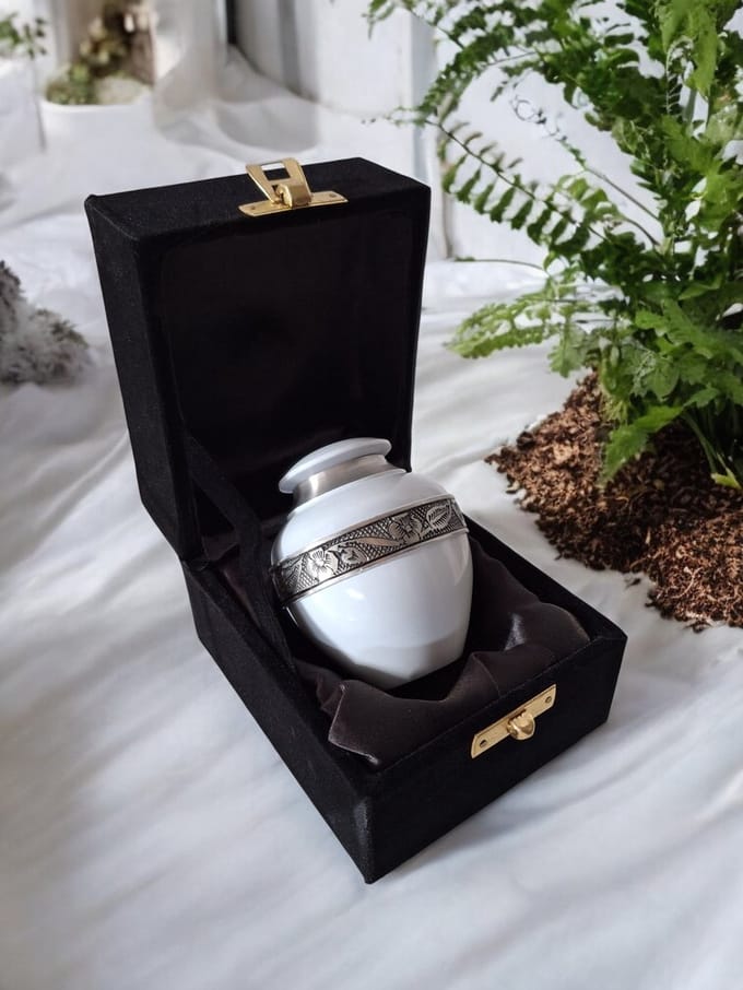 Mini Urn Delphi Engraved White 13749B