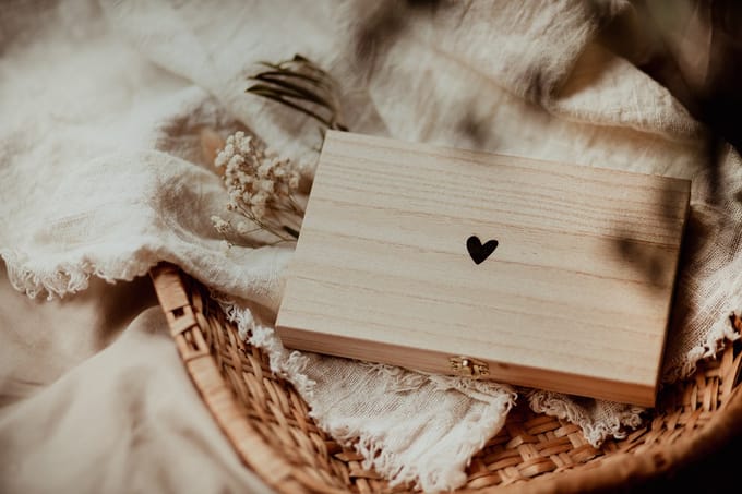 Houten kistje 'hartje' - bewaarkistje - zwangerschapsaankondiging