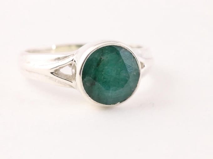 Zilveren ring met smaragd - maat 16
