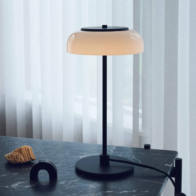 Nuura LED tafellamp Blossi, hoogte 43 cm, zwart/opaak