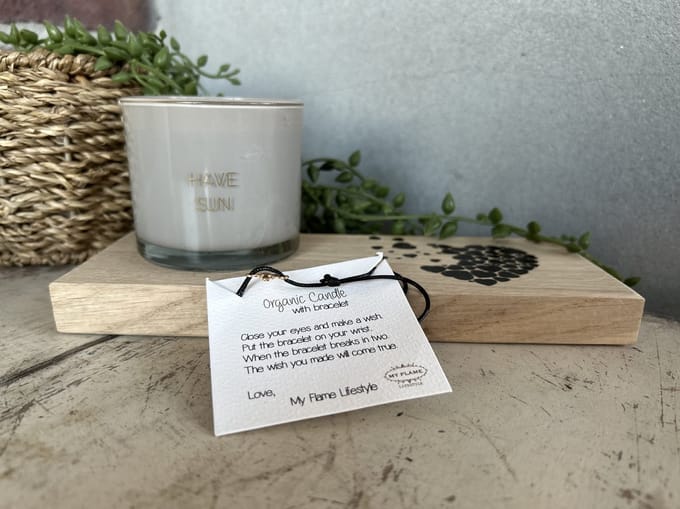 Creaties van Hier - Geurkaars Have sun op houten plankje met armband - Moederdag