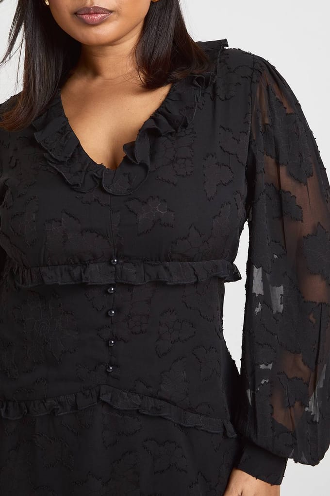 boohoo Dames Plus Burnout Chiffon Ruffle Smock Jurk | Zwart | Maat: 48