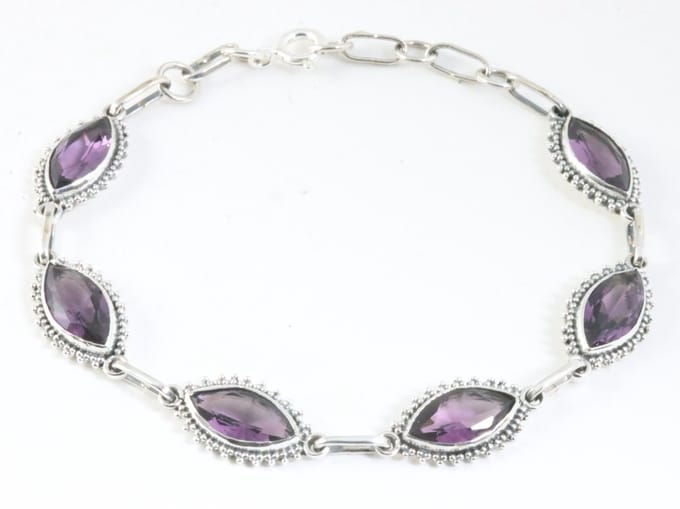 Bewerkte zilveren armband met amethist