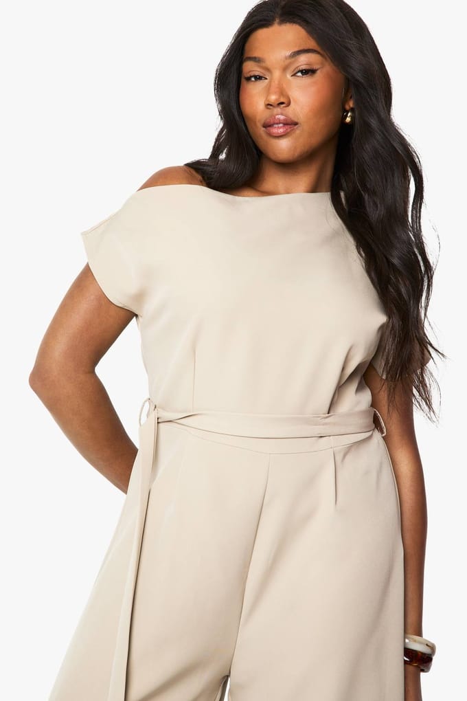 boohoo Dames Plus Asymmetrische Jumpsuit met Ceintuur | Stone | Maat: 28