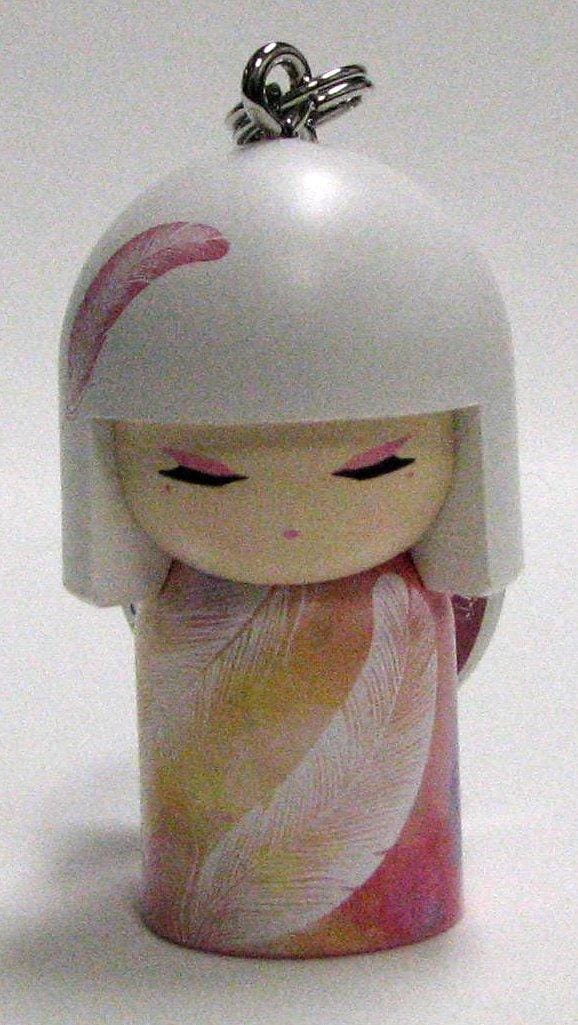 Kimmidoll Sleutelhanger TGKK158  Mizuyo  Kokeshi-Geïnspireerd Figuurtje, Betekenisvol Japans Cadeau, Een Lieve Dagelijkse Bedel en Souvenir gray