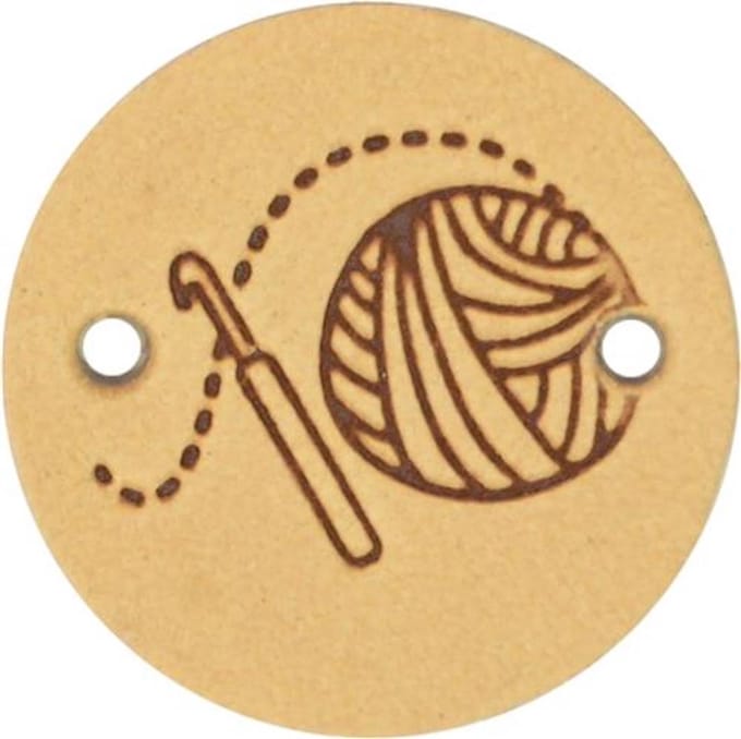 Durable Leren Label met Bolletje Wol en Haaknaald – 2 cm – Set van 2 Stuks