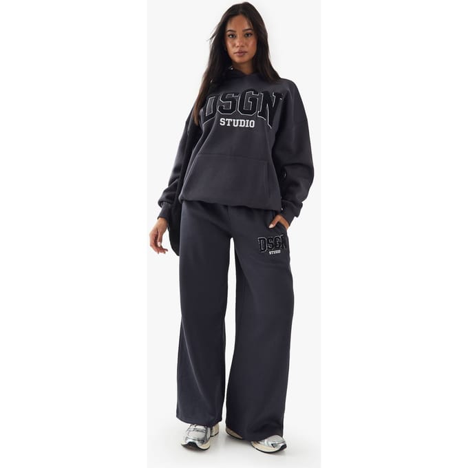 Dames DSGN Studio Badstof Applique Rechte Pijp Jogger | Houtskool | Maat: Medium