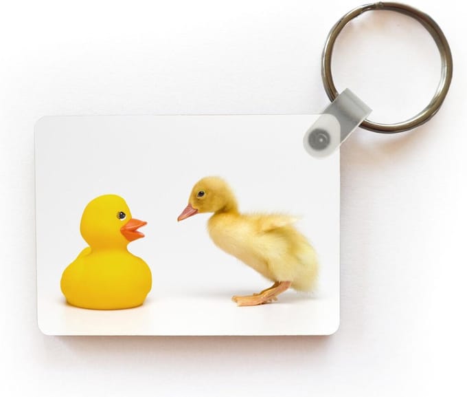 Sleutelhanger - Baby eend met bad eend op witte achtergrond - Uitdeelcadeautjes - Plastic