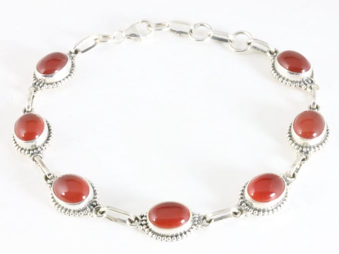 Bewerkte zilveren armband met carneool