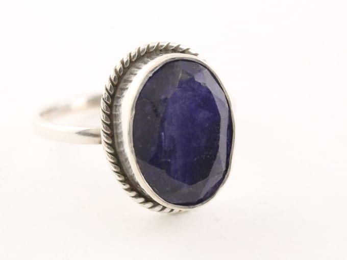 Bewerkte zilveren ring met blauwe saffier - maat 20