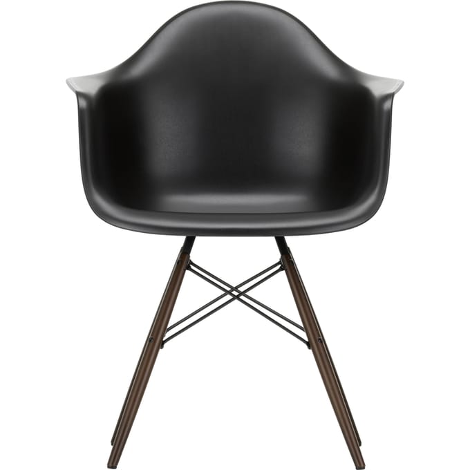 Vitra DAW Eames Plastic Armchair - diepzwart RE - donkere esdoorn