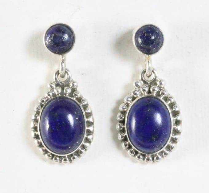 Bewerkte zilveren oorstekers met lapis lazuli