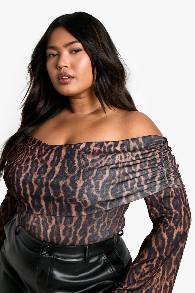 boohoo Dames Plus geraffte Bardot-leopard bodysuit | Bruin | Maat: 56