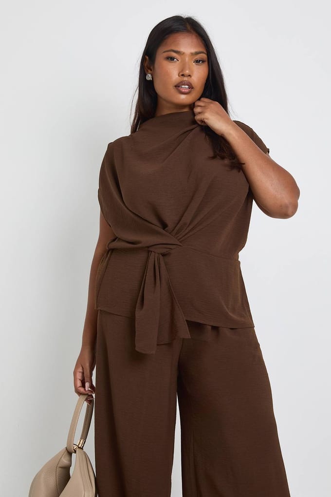 boohoo Dames Plus Geweven Drapeer Blouse & Broek Co-ord | Chocoladebruin | Maat: 44