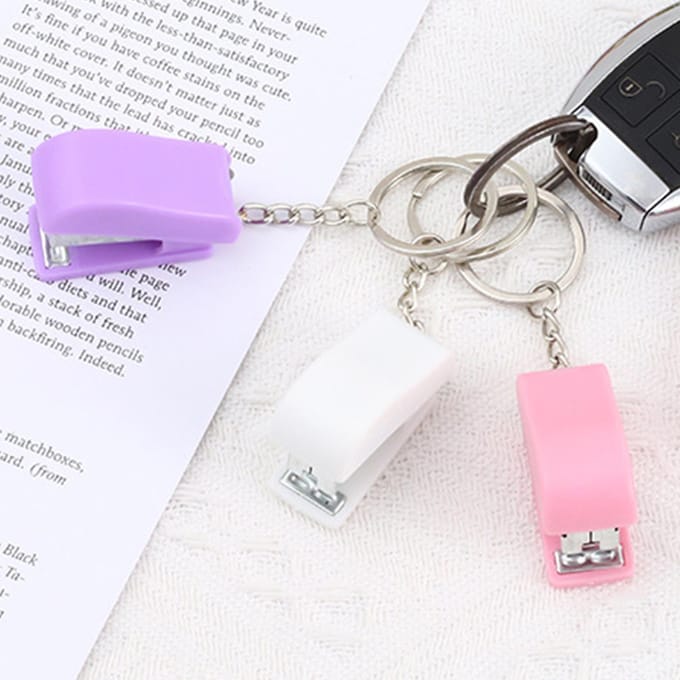 Mini sleutelhanger nietmachines Creativiteit Leuke lichtgewicht mini nietmachine met sleutelhanger voor studenten schrijvers paars