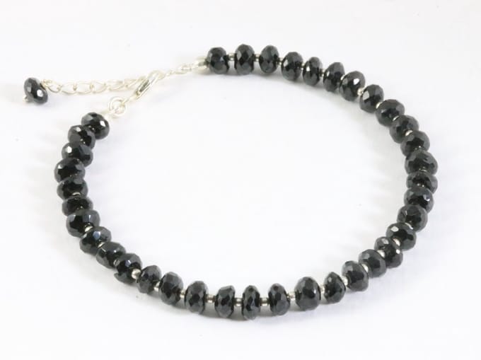 Armband van onyx en zilveren kralen