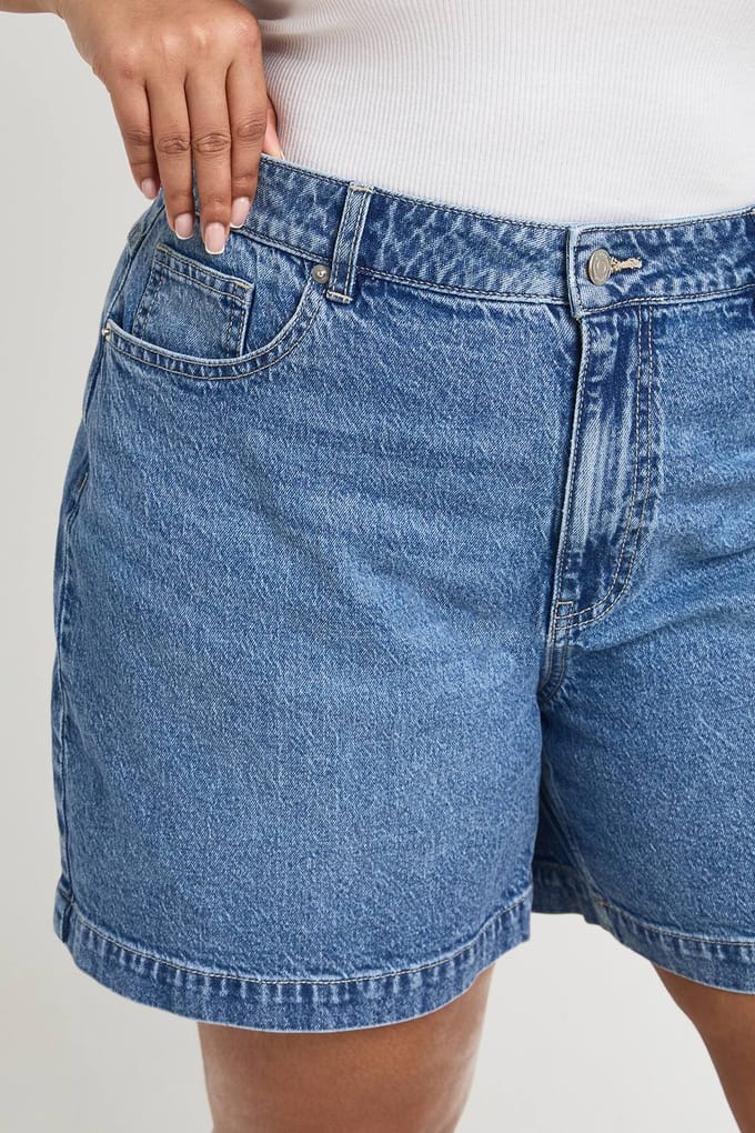 boohoo Dames Plus Boyfriend denimshort | Medium Gebleekt | Maat: 44