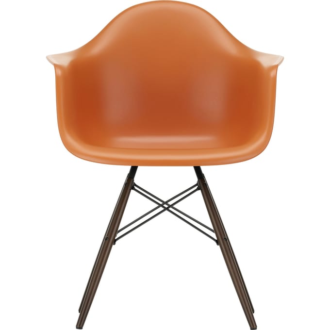 Vitra DAW Eames Plastic Armchair - roestoranje RE - donkere esdoorn
