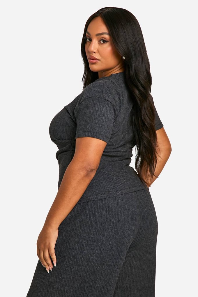 boohoo Dames PLUS GETEXTUREDE GERUCHEDE Zij-T-SHIRT | Houtskool | Maat: 56