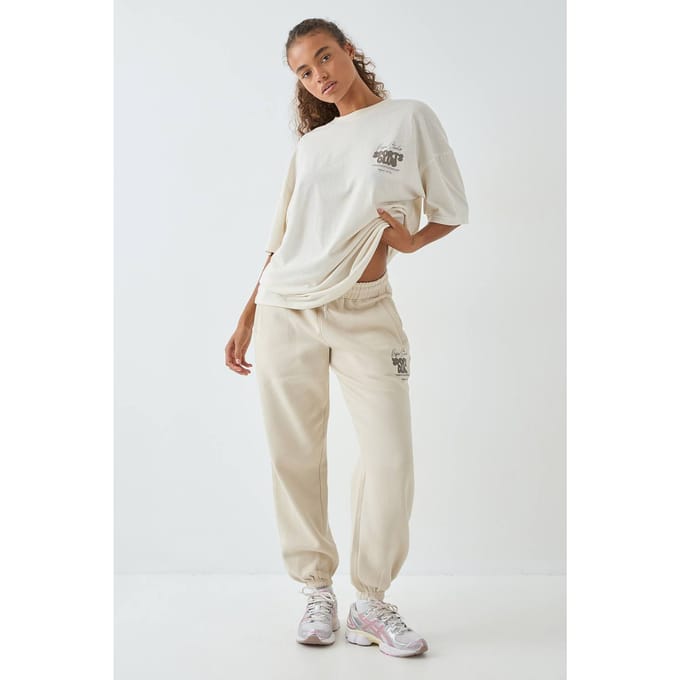 Dames DSGN Studio Sports Bubble Slogan Geboorde Oversized Jogger | Stone | Maat: Small