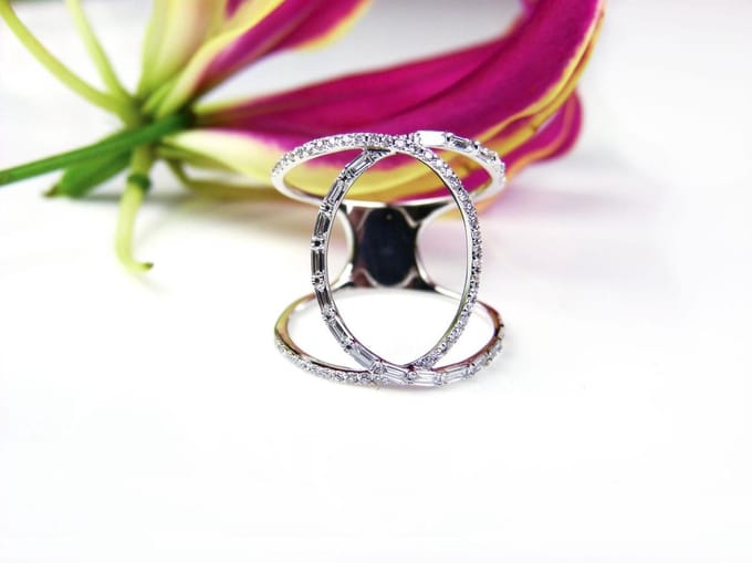 Wit gouden ring gezet met diamant en diamant bagetten