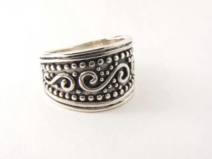 Zilveren ring met fantasiegravering - maat 18
