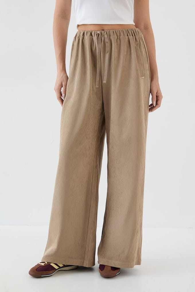 Dames DSGN Studio Faux Suede Rechte Pijp Broek | Stone | Maat: Medium