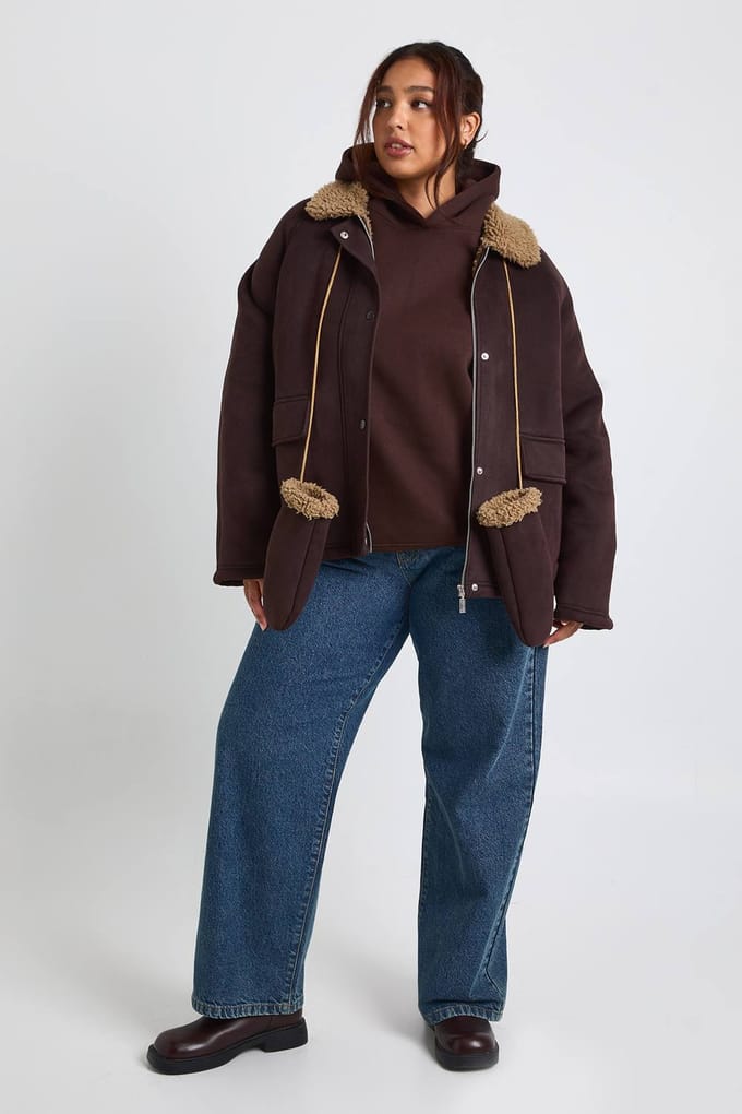 boohoo Dames PLUS OVERSIZED JAS MET TEDDY-AFWERKING DETAILS | Chocolate | Maat: 16