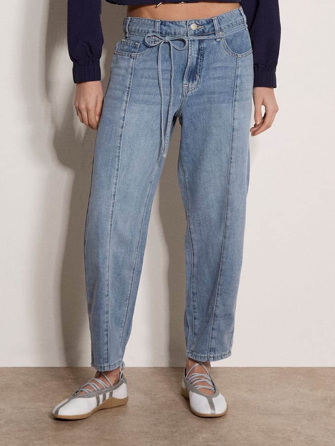 Mai jeans met rechte pijpen en strikdetail