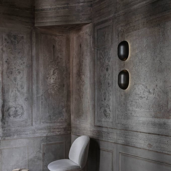 GUBI Howard wandlamp met stekker gunmetal