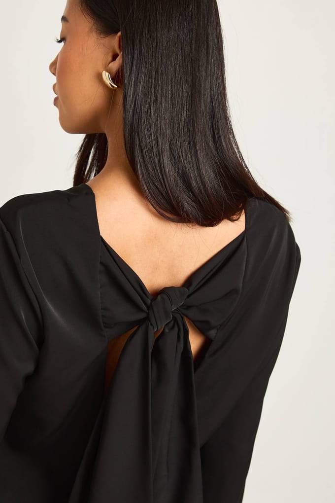 boohoo Dames Kleine strikdetail open rug mini-jurk | Black | Maat: 6