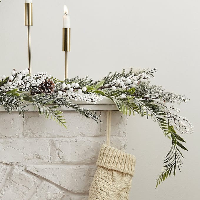 Ginger Ray - Ginger Ray - Kerst guirlande met sneeuw en besjes 190 cm