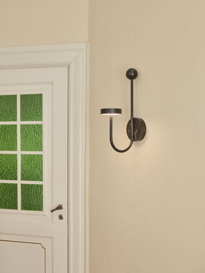 AYTM Grasil LED wandlamp, zwart, marmer, stekker, 54 cm