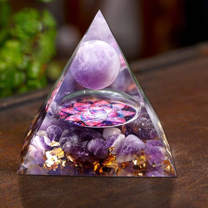 Handgemaakte Orgonite Piramide 60mm Amethist Kristallen Bol met Amethist Natuurlijke Kristal Steen Orgone Energie Genezing paars