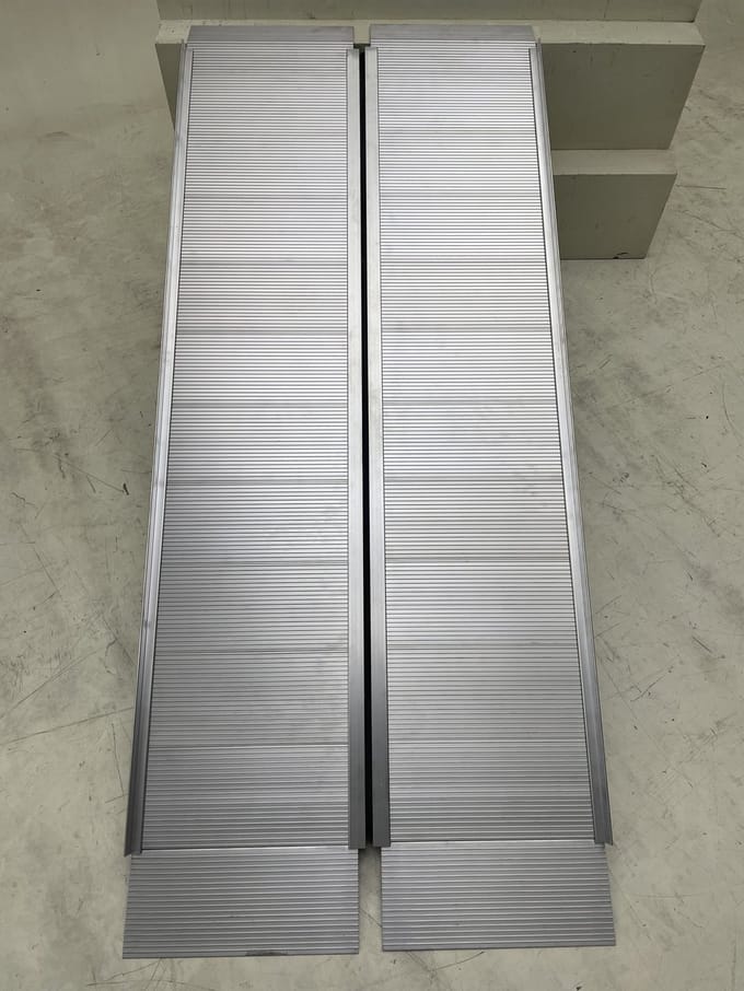 Oprijplaat aluminium 400kg lengte 1800 mm x breedte 760 mm inklapbaar MW Tools ARP20180