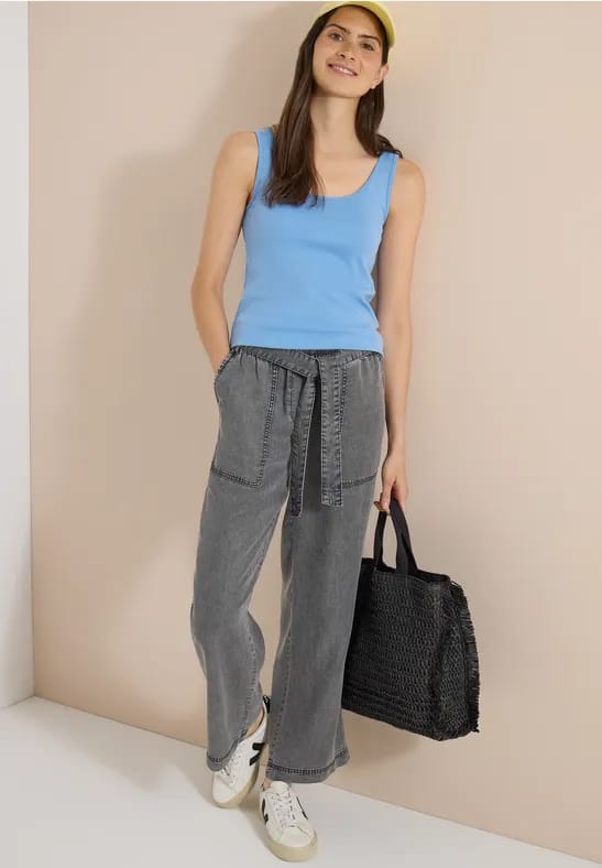 Broek met Wide Leg pijpen en een strikriem