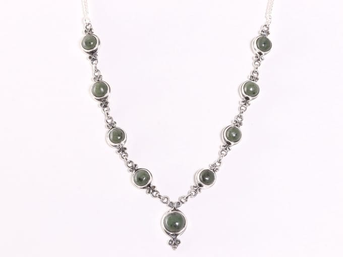 Bewerkte zilveren ketting met jade