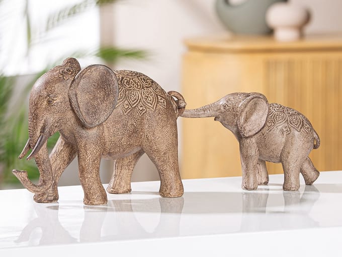 olifant en baby olifant aan staart beeld