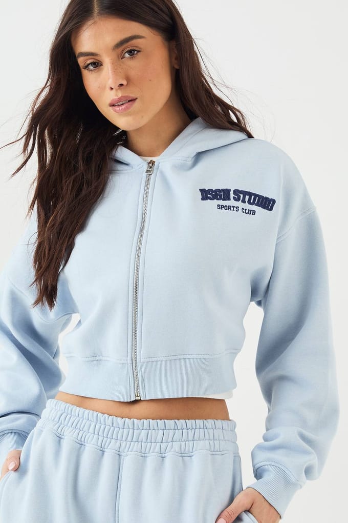 Dames DSGN Studio Applique Boxy Crop Hoodie | Light Blue | Maat: 2XL