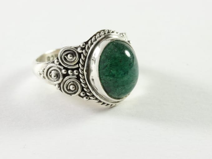 Bewerkte zilveren ring met jade - maat 18.5