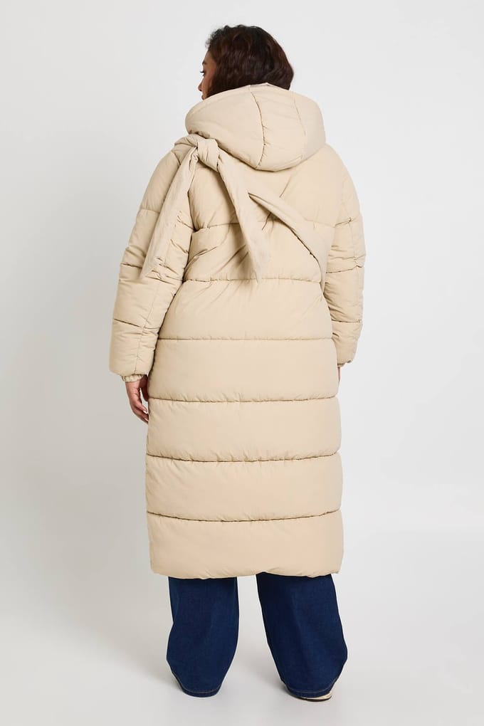 boohoo Dames Plus gequilterde pufferjas met tailleband en tas | Stone | Maat: 28