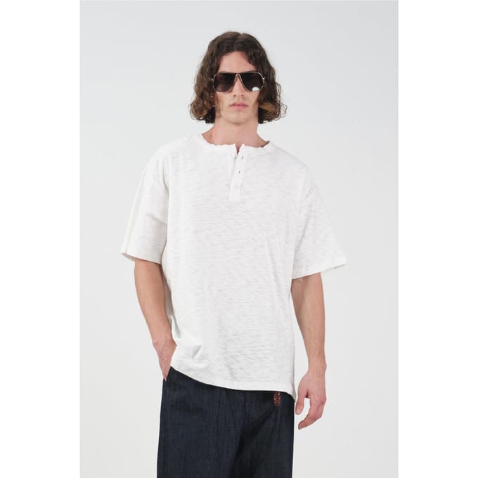Crew Neck T-shirt met Knopdetails