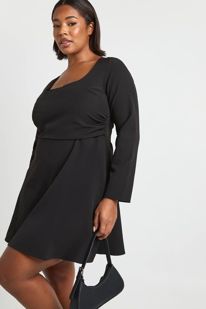 boohoo Dames Plus Jurk met ronde hals, geraffelde taille en skatermodel | Black | Maat: 16