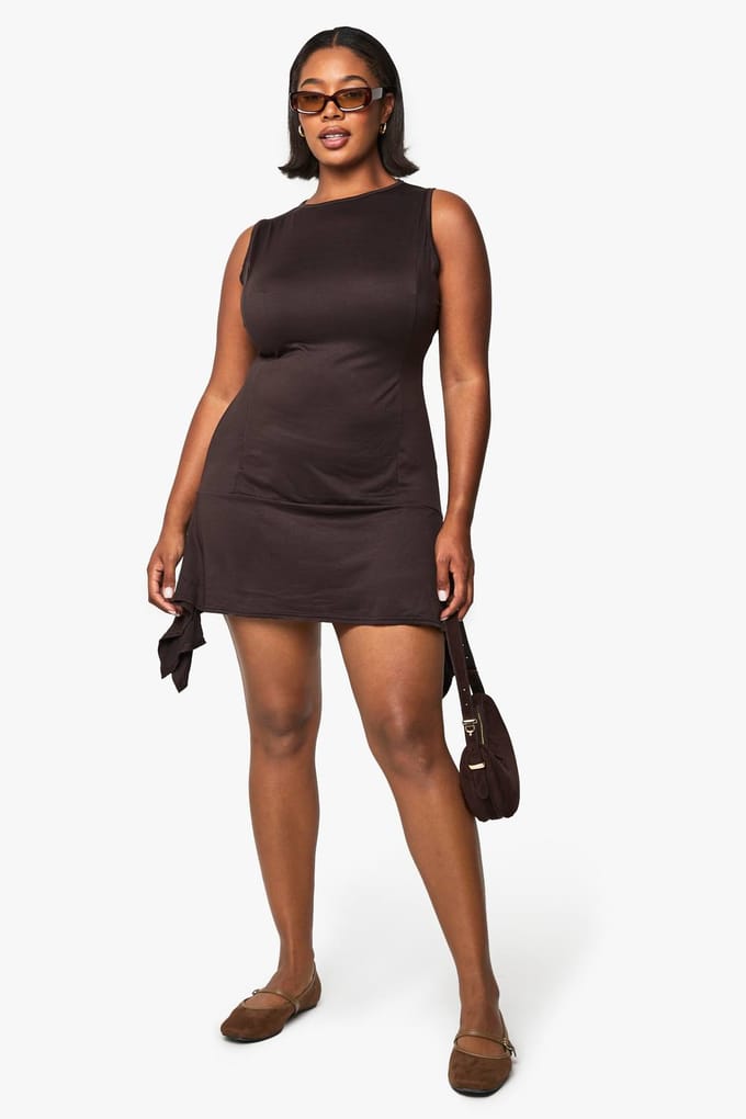 boohoo Dames PLUS SUPERSOFT HANKY HEM SHIFT JURK | Chocolate | Maat: 16