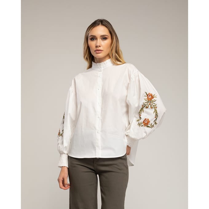 Blouse met opstaande kraag, ruches aan de mouw, borduursels en elastische manchetten