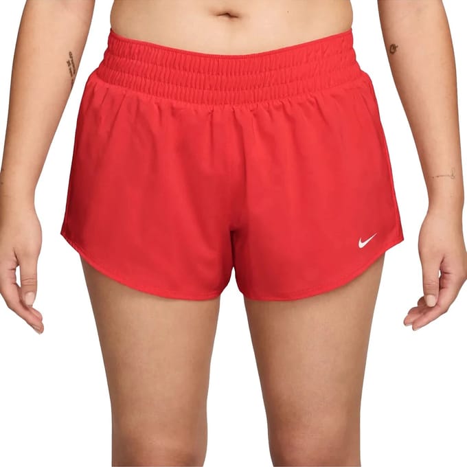 Nike one dri-fit 3in short in de kleur rood.