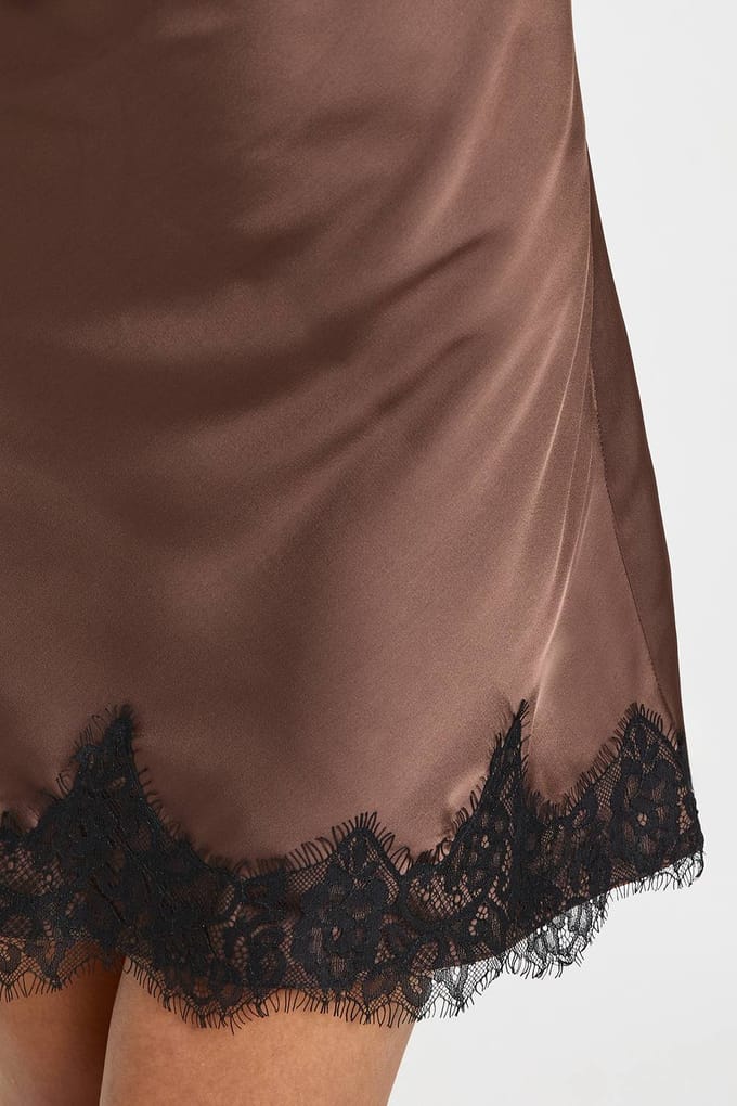 boohoo Dames Satijn & Kant Contrast Halterneck Mini Jurk | Espresso | Maat: 42